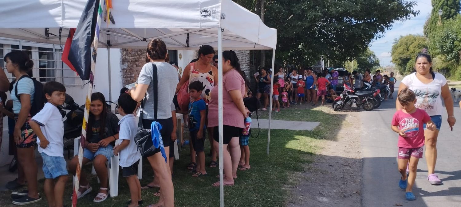 Mochilas y guardapolvos para alumnos que asistieron al "control de niños sanos"