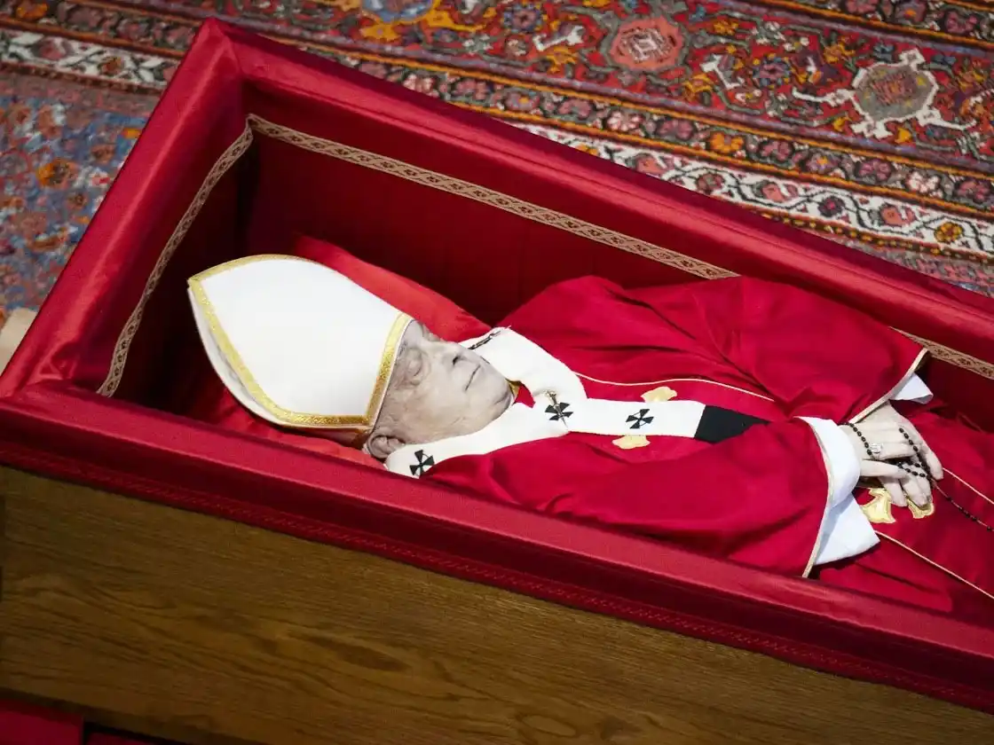 La tradición vaticana que explica por qué el ataúd del Papa contiene 21 monedas