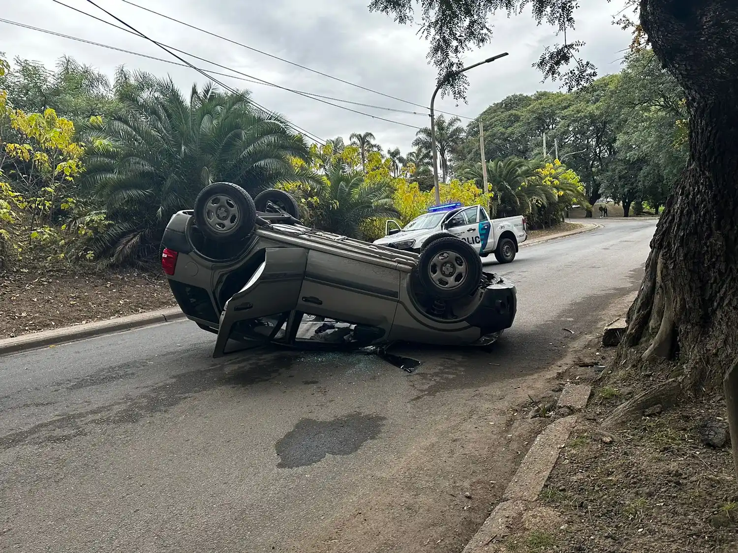 vuelco camioneta club náutico subida
