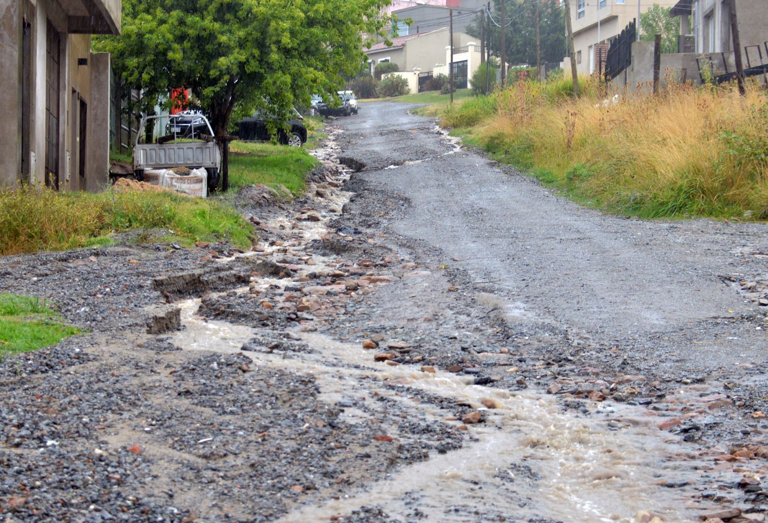 Calles anegadas en distintos barrios y en una casa de Las Tunitas ingresó el agua