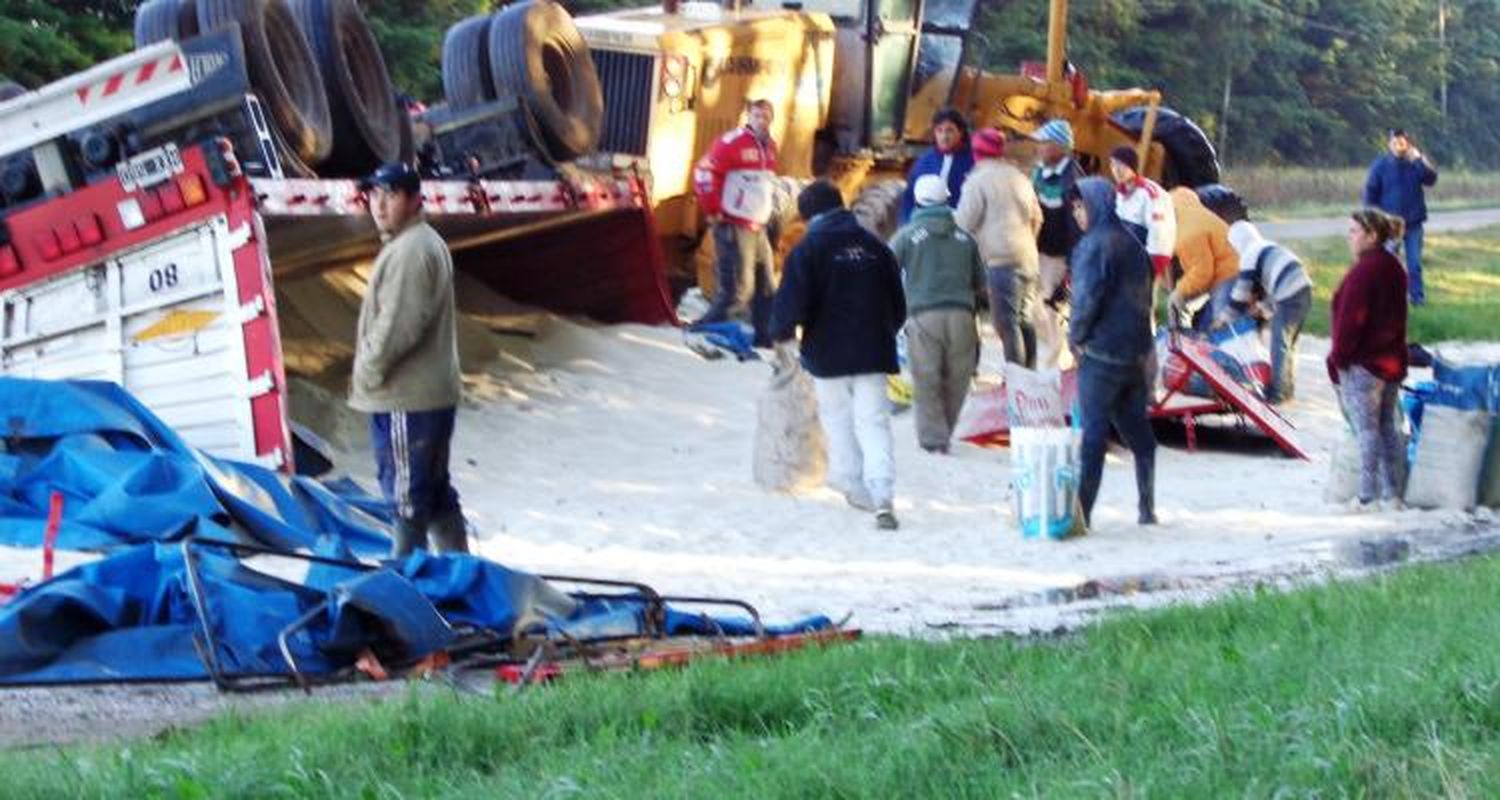 Volcó un camión y denuncian que los inspectores se llevaban parte de la carga derramada