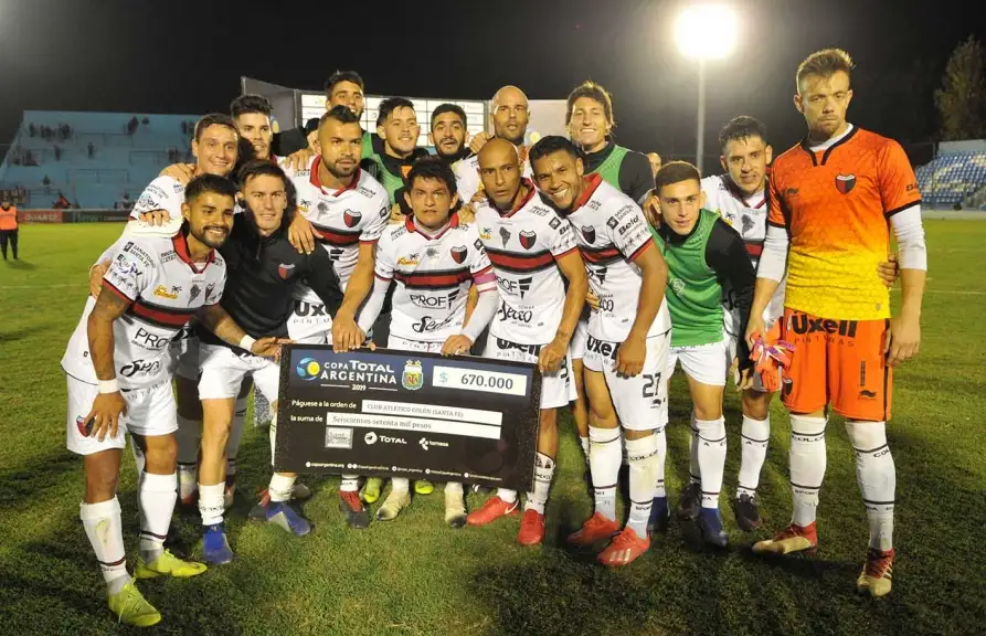 Colón avanzó con una goleada
