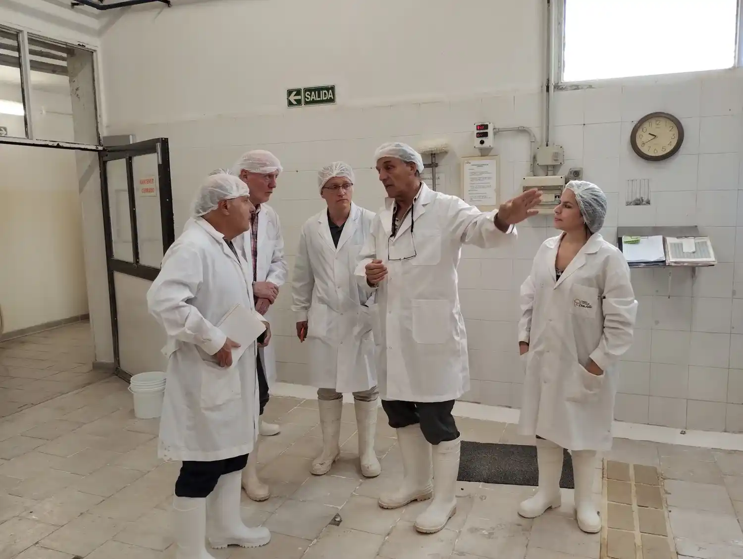 Esteban Magnasco, realizando el recorrido junto a representantes del BID
