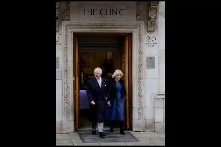 Carlos y Camila saliendo de la clínica londinense 