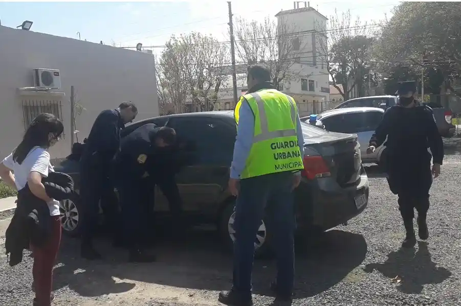 Un bebé quedó encerrado en el interior de un automóvil