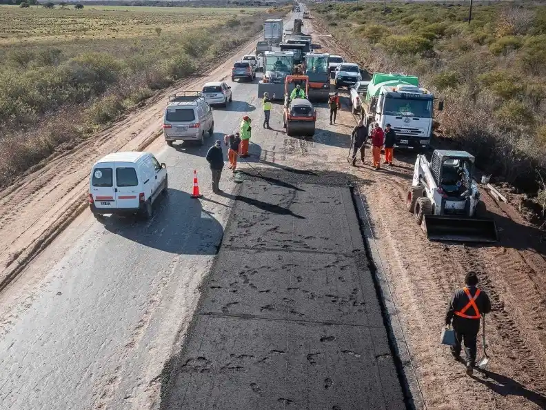 Vialidad repavimenta las rutas que vinculan los Departamentos Tala y Uruguay
