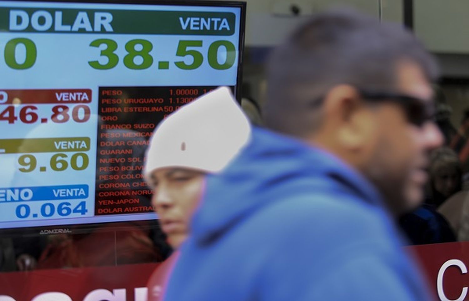 El dolar retrocedió hoy y terminó cerrando en $37,99