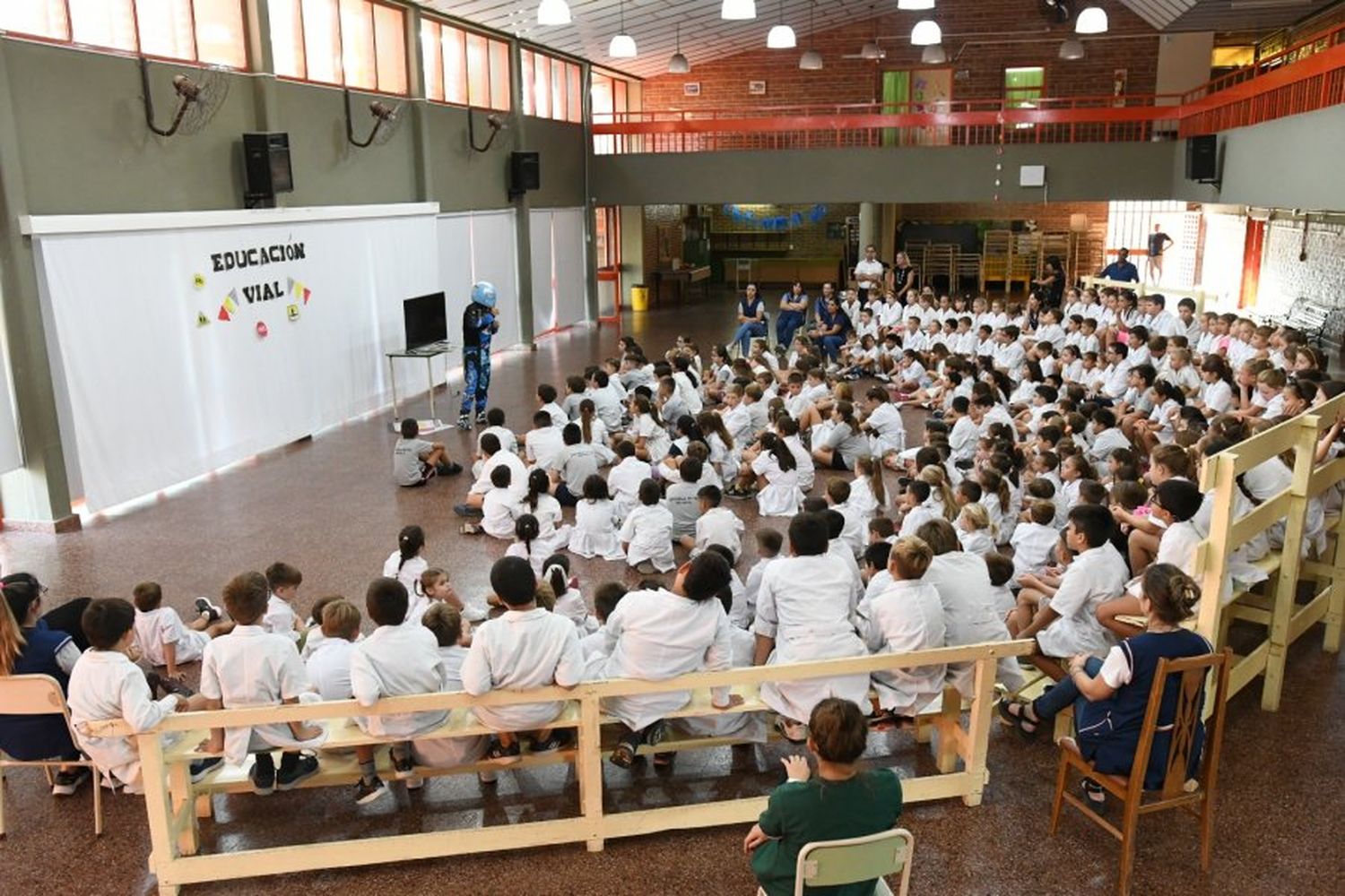 “¿Quién Pierde?”: Con la llegada del TC2000, “Piloto Tango” brindó una charla en la Escuela “Bartolomé Mitre”