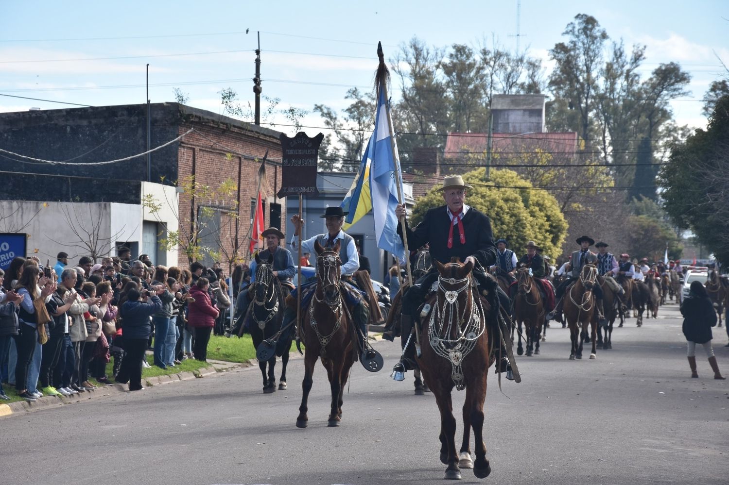 el Centro Tradicionalista “El Pedernal” lideró el desfile criollo que reunió más de 300 caballos y 25 agrupaciones gauchas.
