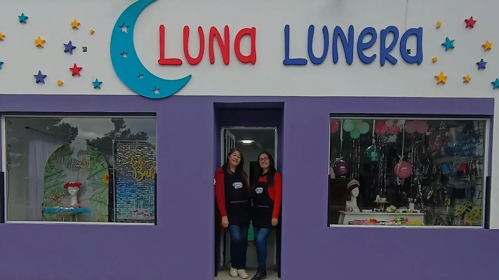 Andrea Luna y su hija Camila, en su comercio Luna Lunera