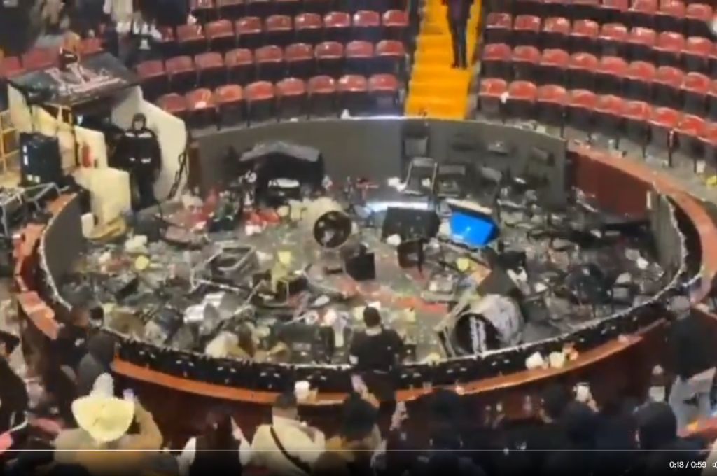 Fanáticos destrozaron el escenario en Texcoco