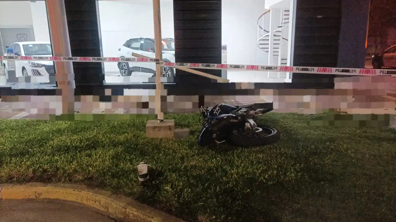 Joven fallece tras chocar su motocicleta contra un poste en Av. Urquiza