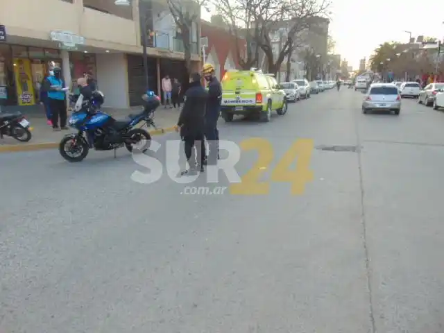 Choque entre un auto y dos motos en pleno centro