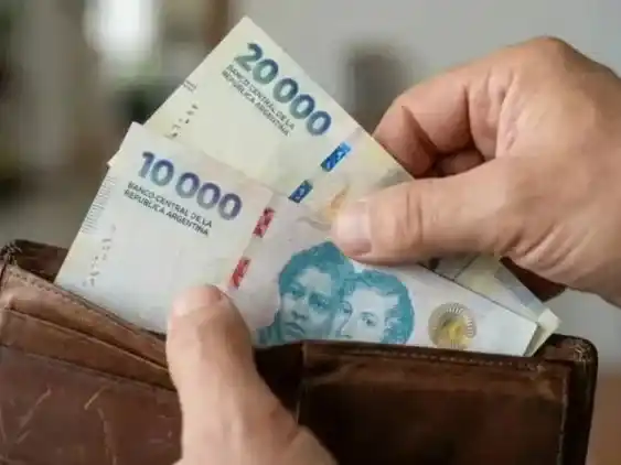 Los salarios subieron 3,5 % en abril y le ganaron a la inflación, según el INDEC