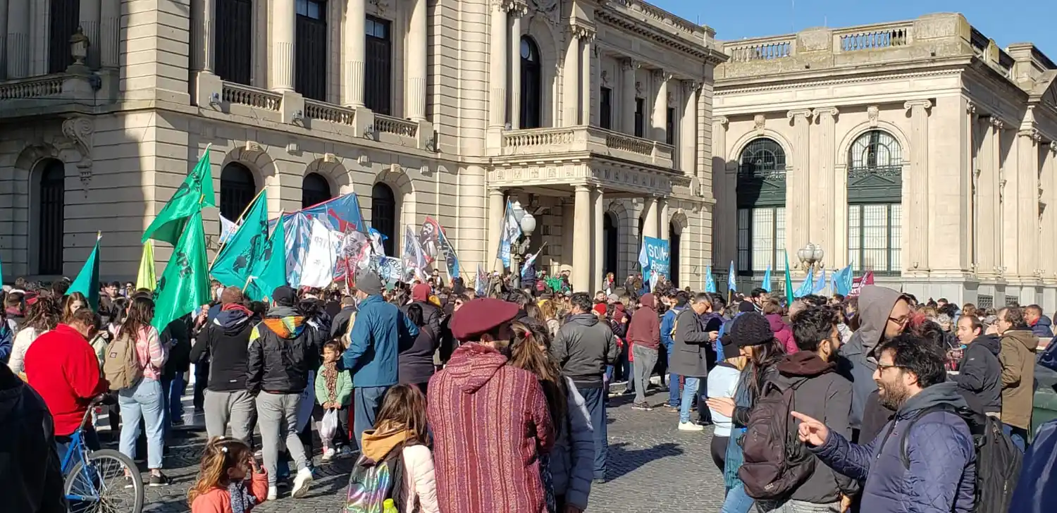 Organizaciones políticas y sociales se congregaron frente al Municipio