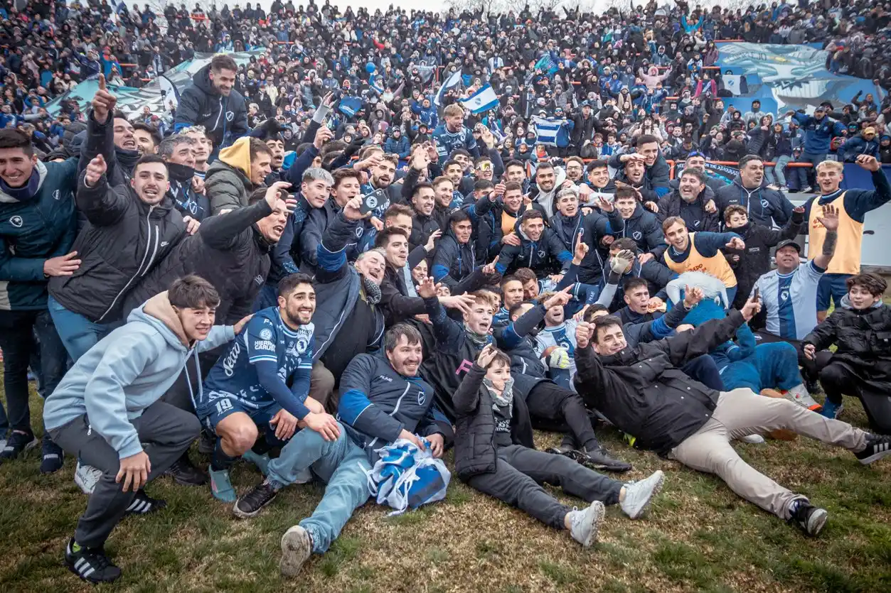 El festejo final de todo el plantel junto al público.