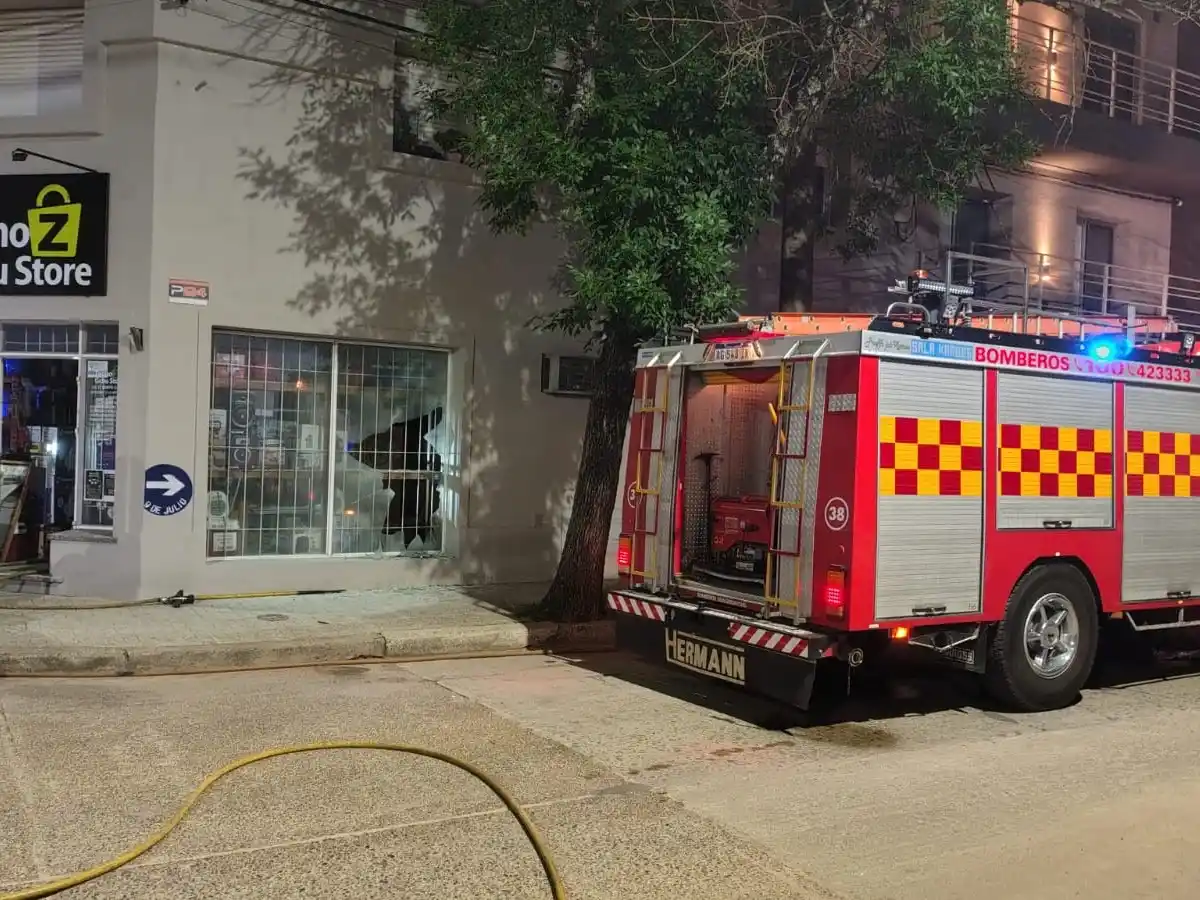 Se incendió un local de tecnología del centro