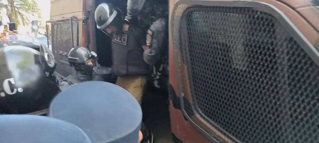 Bajo un fuerte operativo policial, Pablo Laurta llegó a Concordia