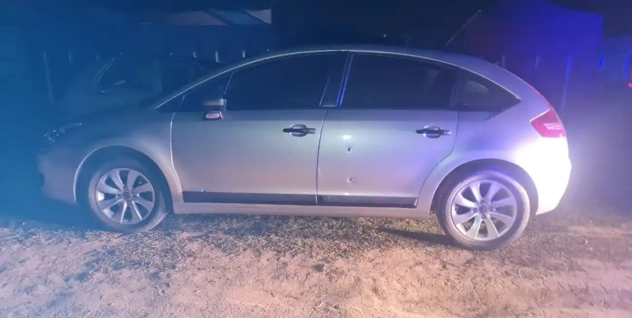 Denuncias cruzadas por un confuso episodio y un auto con tres impactos de bala