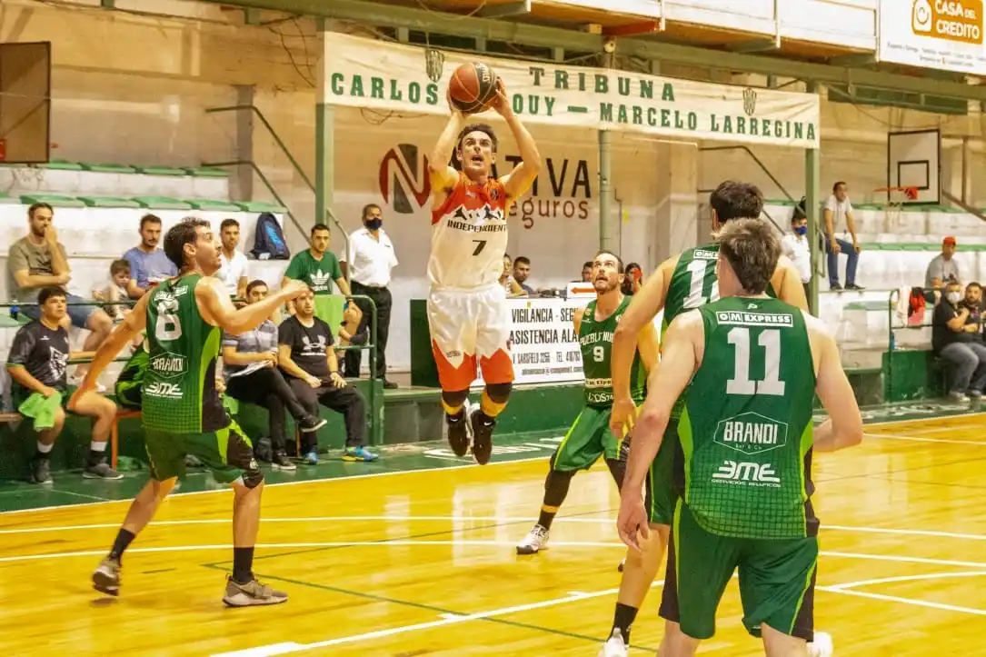 Hartstock lanza entre Matías Santana, “Juani” Mateo, Masson y Menna. (Foto gentileza Andrés Arouxet).