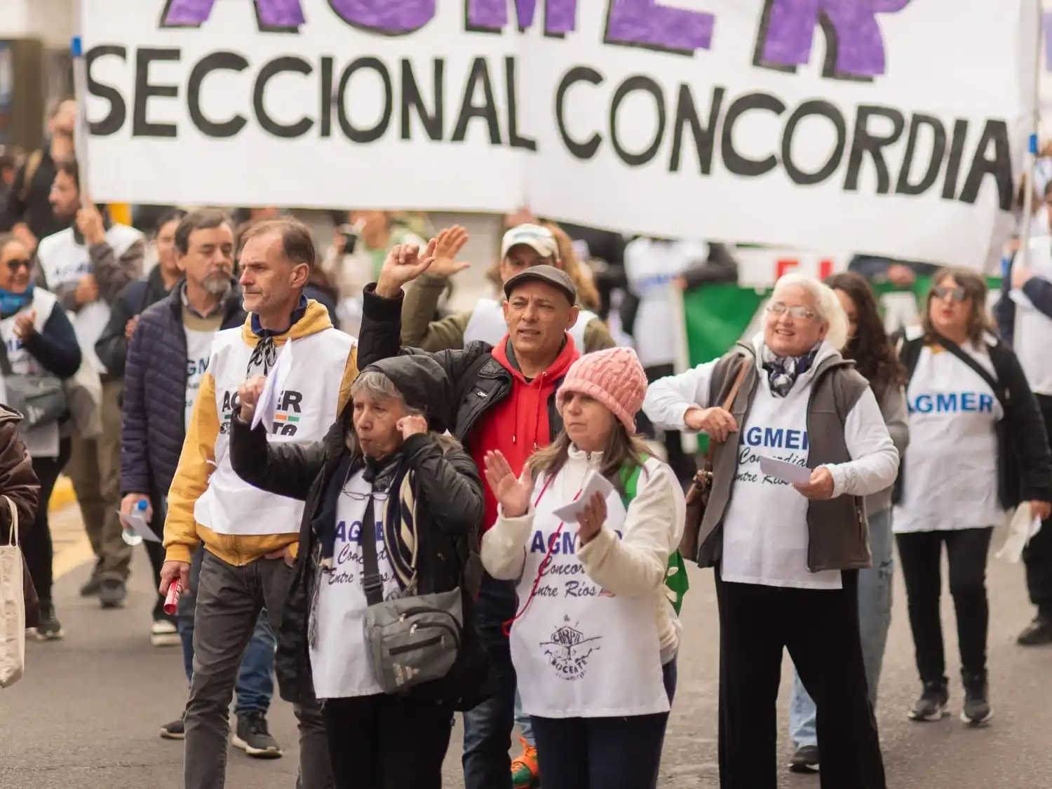 Masiva movilización en defensa del IOSPER: “No se vende, ¡se defiende!”