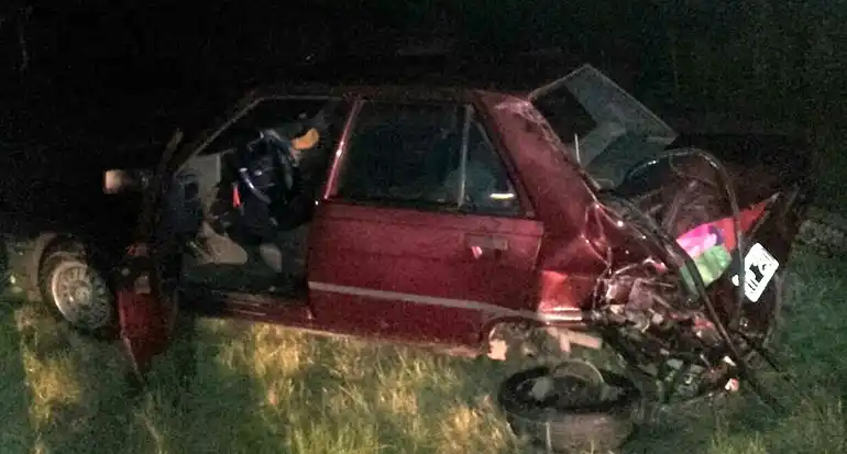 Un camión impactó violentamente a un auto en la Autovía 14