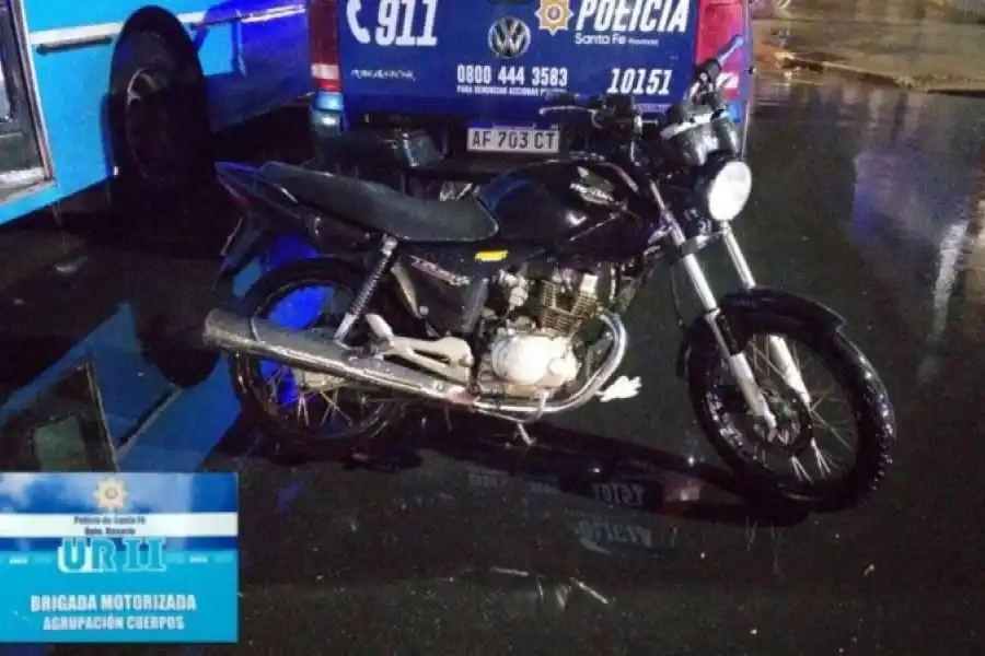 Con un fuerte golpe en la cabeza, un motociclista murió tras un choque contra un colectivo en la ciudad de Rosario