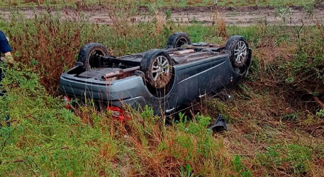 Un prefecto perdió el control y volcó su auto en la Autovía 14