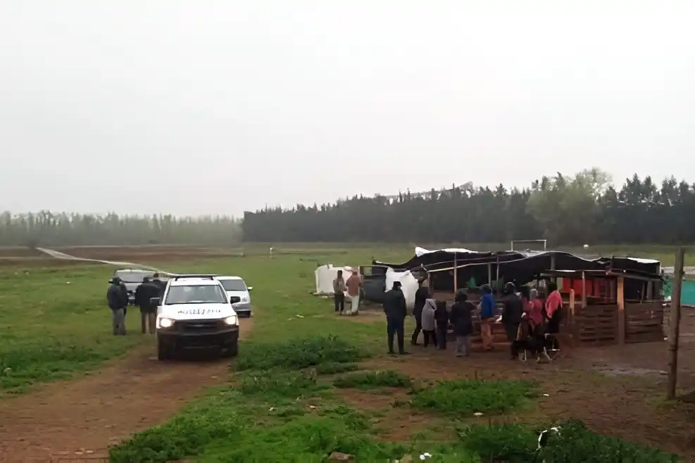 La policía llegó a la zona para advertir a los vecinos que deben retirar los corrales.