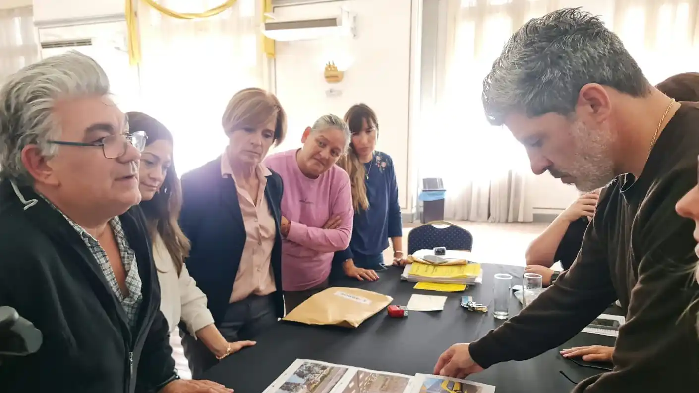 Repaso. Lisandro Dones señala y explica el proyecto de la nueva imagen que tendrá la Terminaltecho