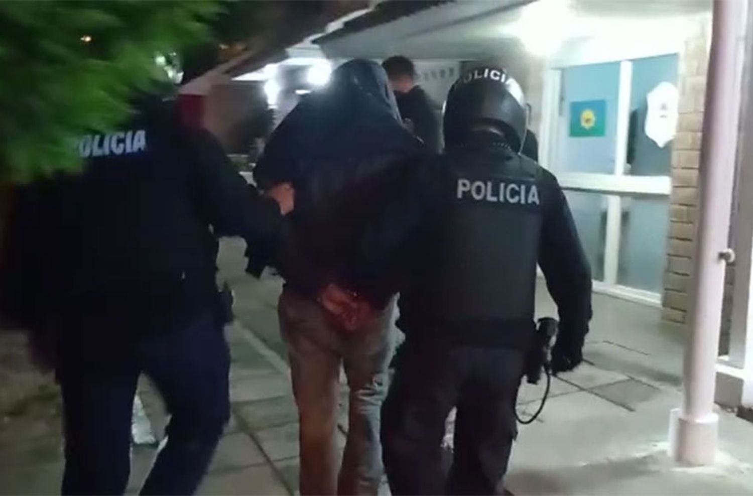 Bajó del colectivo y le arrebataron el celular: detuvieron a un hombre tras una persecución