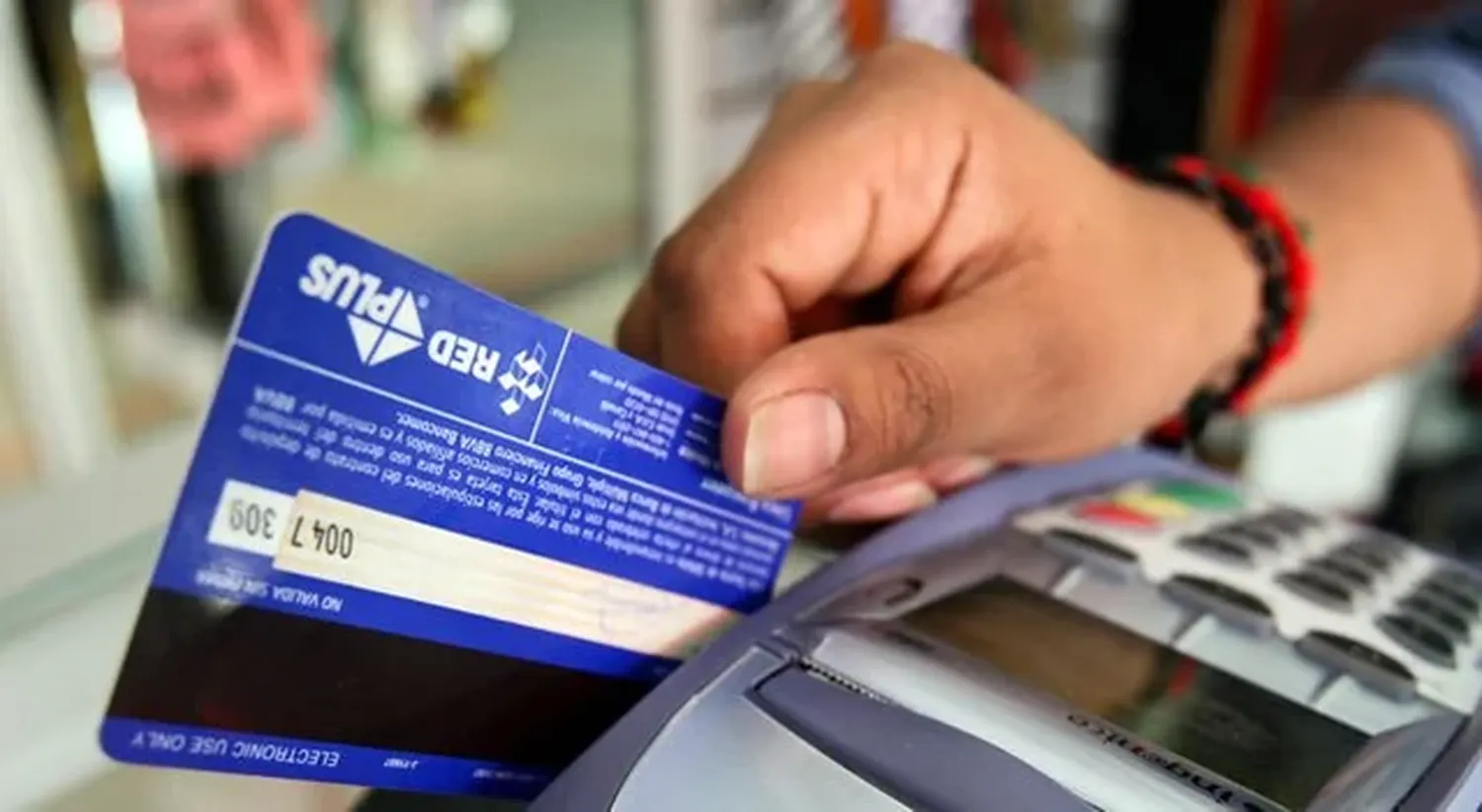 Insólito: le robó las tarjetas al abuelo de su amiga e hizo compras por $250 mil