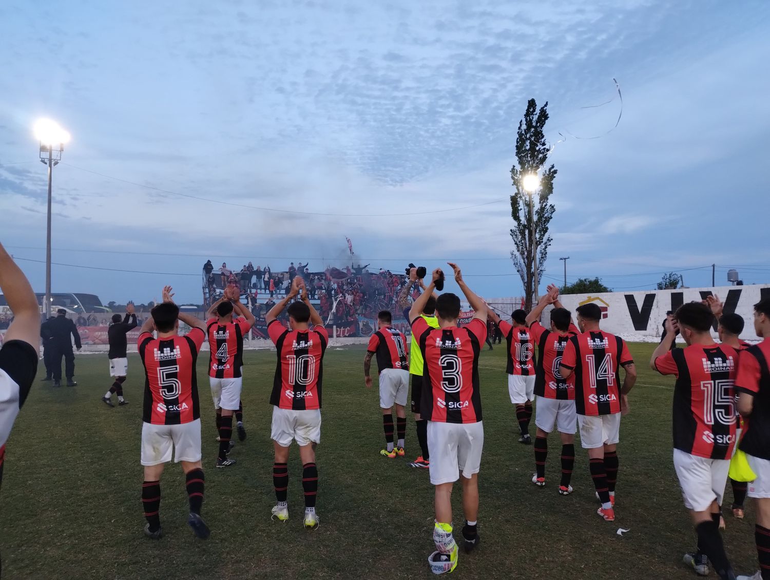 Juventud de Esperanza se llevó la victoria en un partido donde mereció mucho menos. Foto: Fabián Gallego.