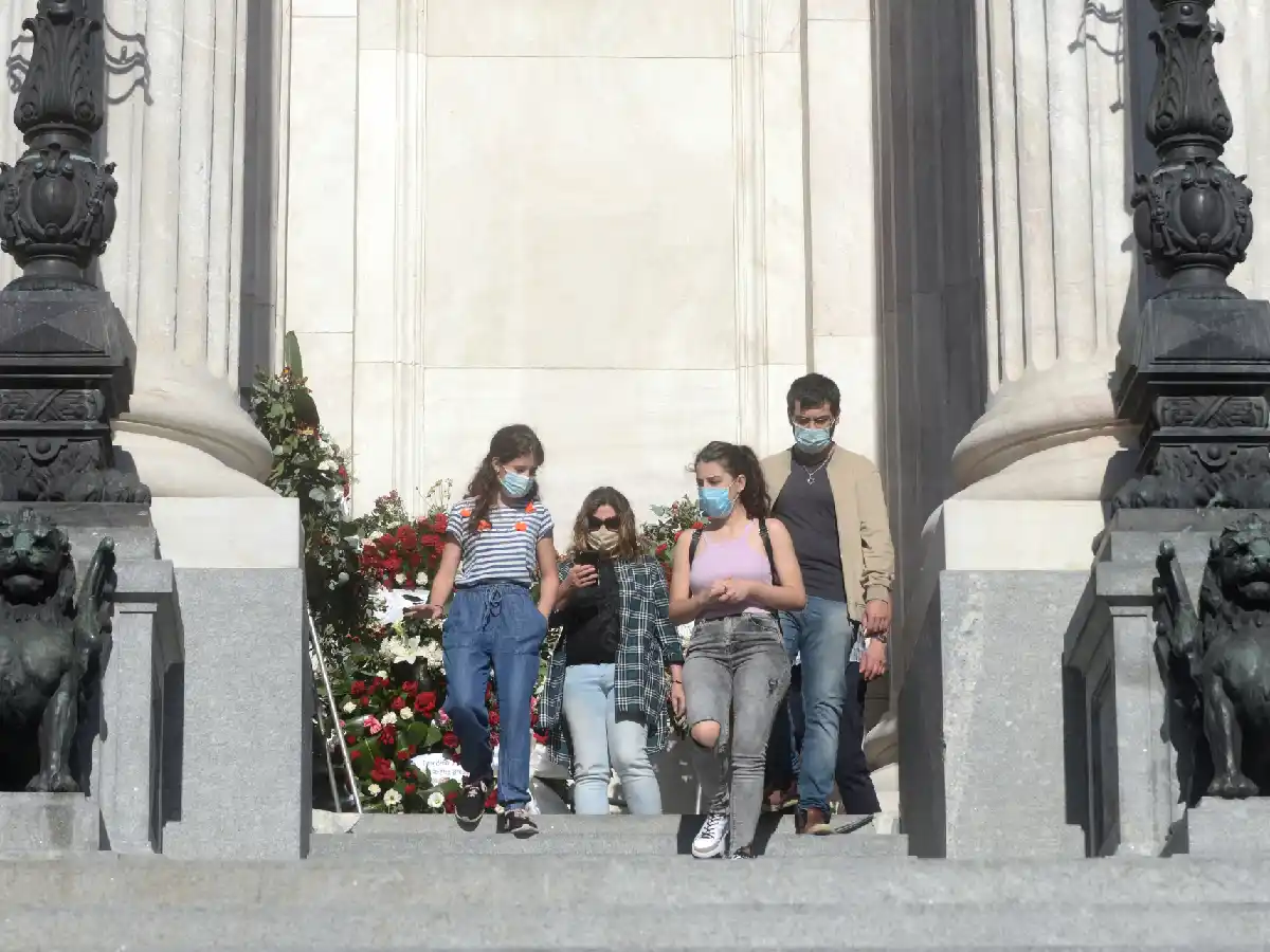 El velatorio de Menem continúa hasta las 13 y sus restos serán inhumados por la tarde