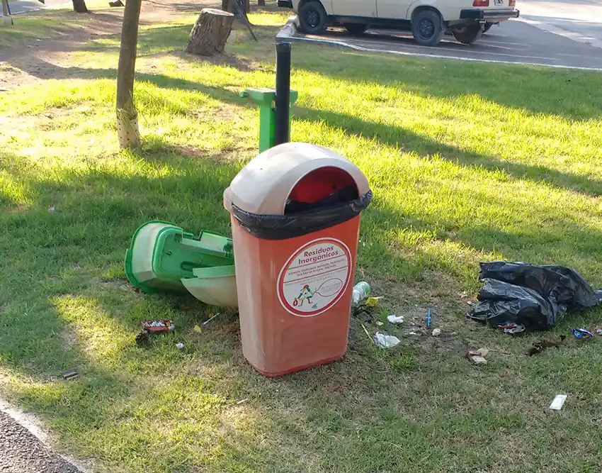 Vandalismo en la vía aeróbica, dañaron cestos urbanos