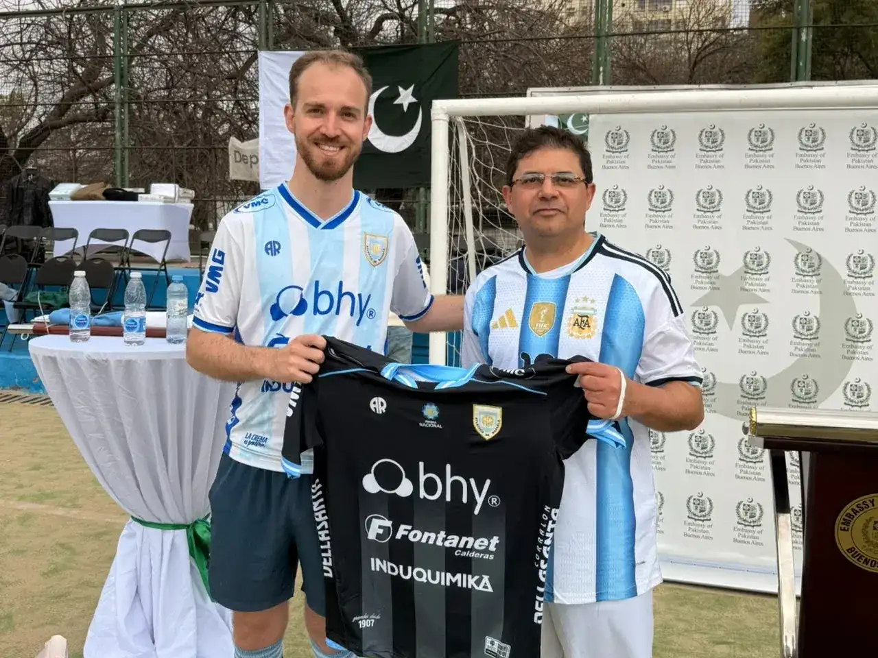 Día del Hincha de Atlético: Mayer entregó una camiseta en amistoso internacional