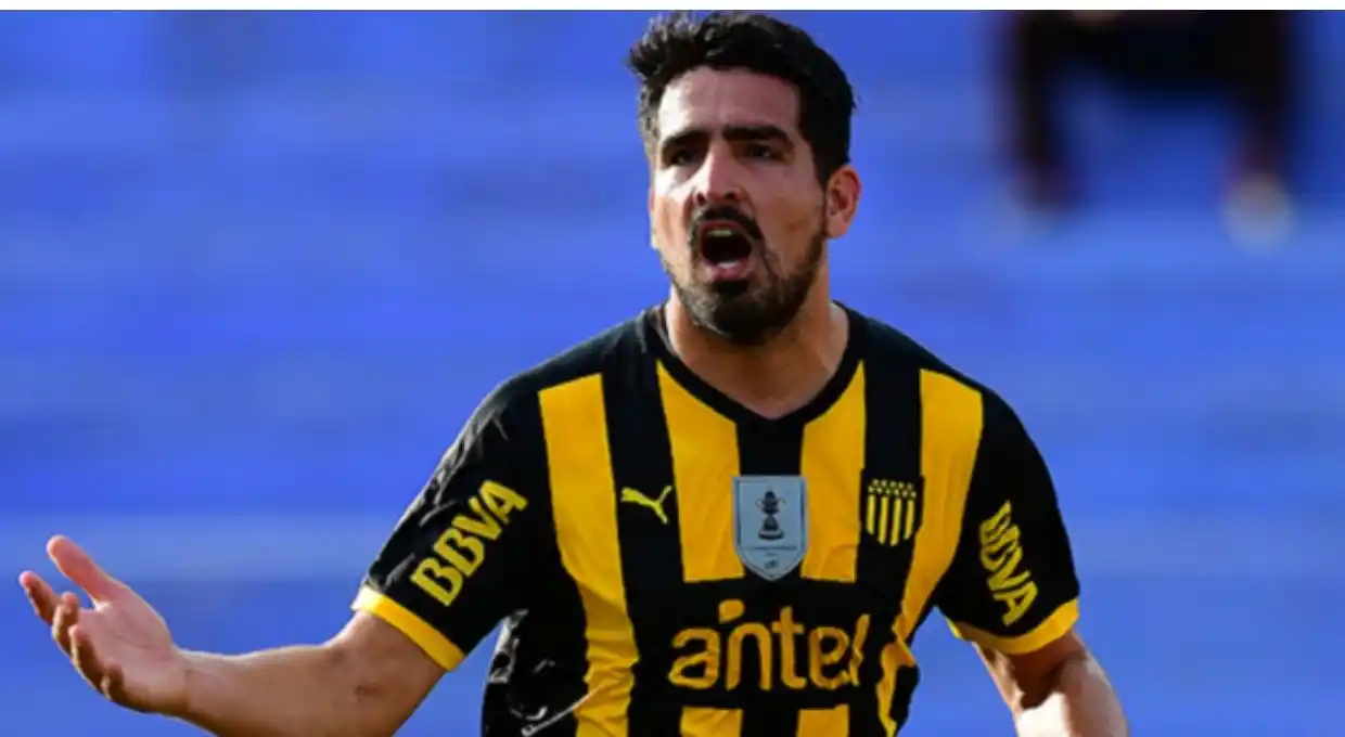 Peñarol viene por Lucas Viatri