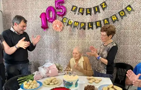 A pura celebración: Doña Pepa cumplió 105 años y es la vecina más longeva de la ciudad de Brinkmann