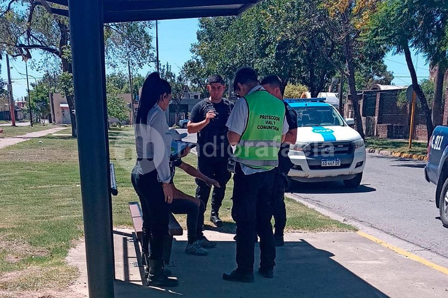 Intentaron atacar a botellazos a un móvil de la GUR: eran todos menores