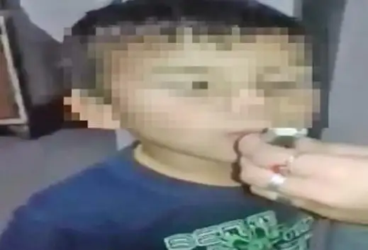 Indignante: el video en que una madre le da de fumar marihuana a su hijo