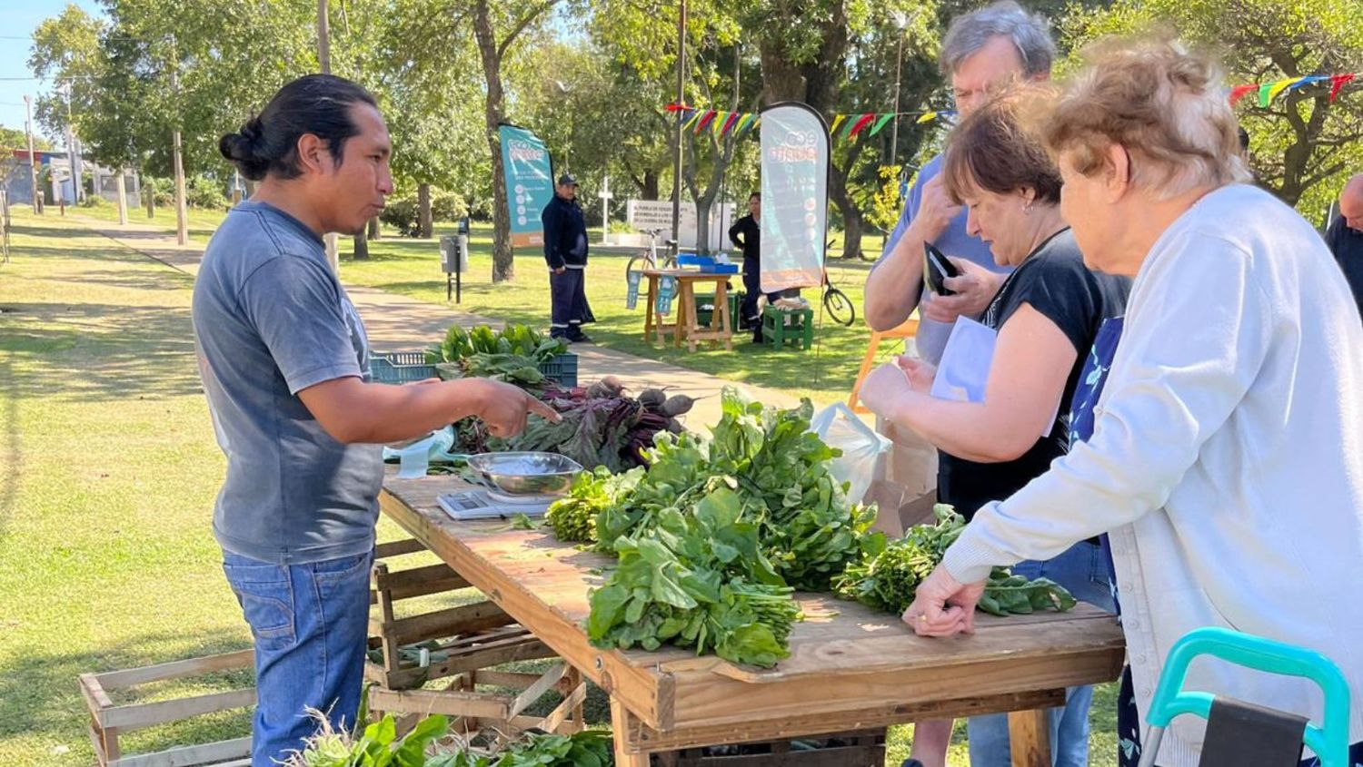 La clásica feria de huerteros y emprendedores llega al barrio Rivadavia.