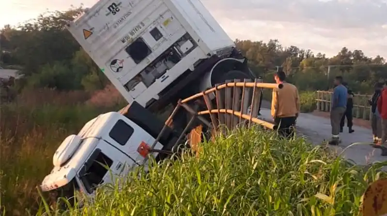 Camión térmico quedó “colgado” de un puente sobre la Ruta Nº11: las fotos