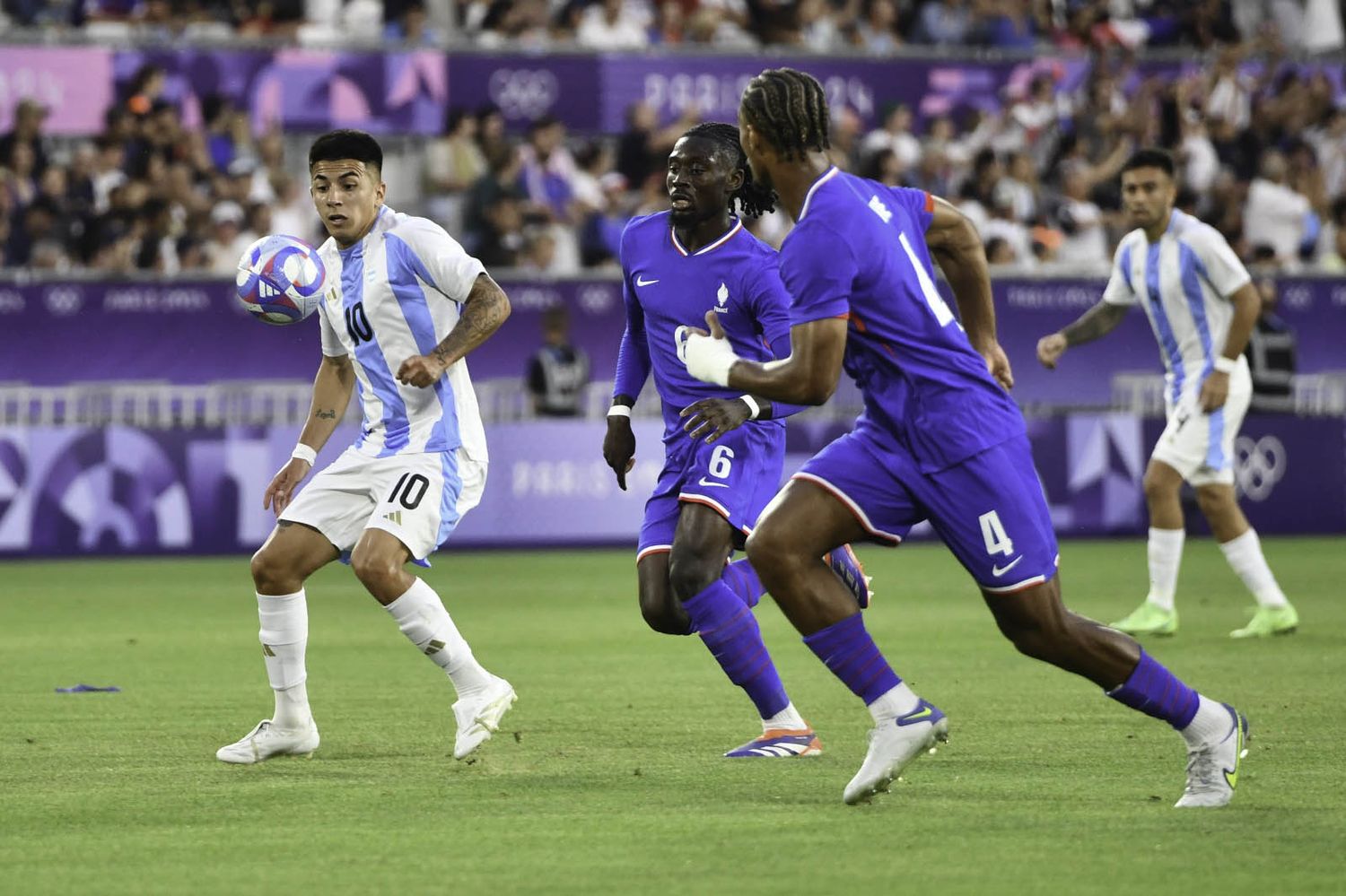 Almada intenta hacerse de la pelota.