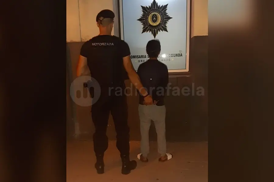 Con un amigo, quiso robarse golosinas de una estación de servicio y terminó detenido