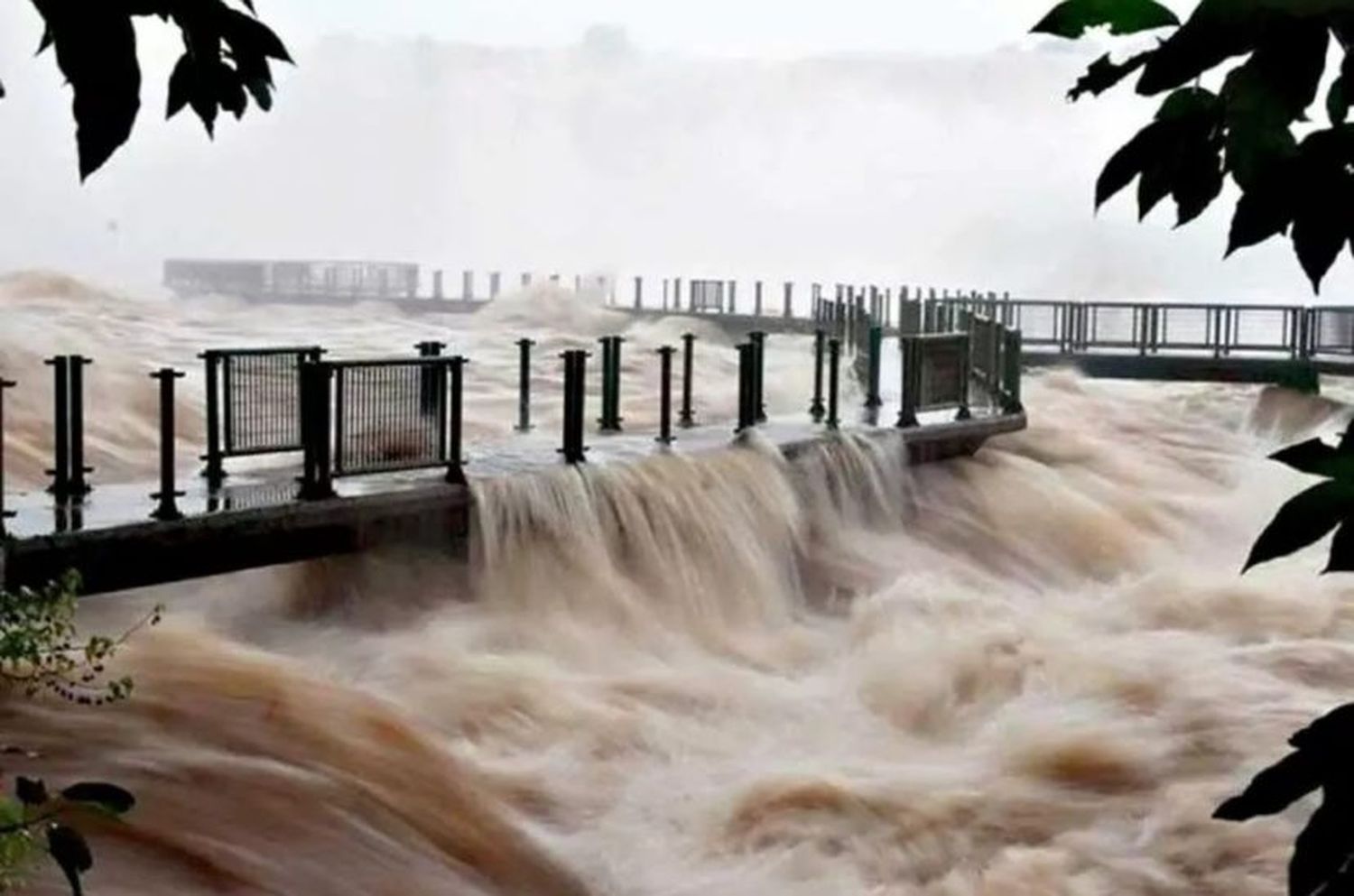 Preocupación ante la crecida de los ríos Iguazú y Uruguay: hay personas evacuadas