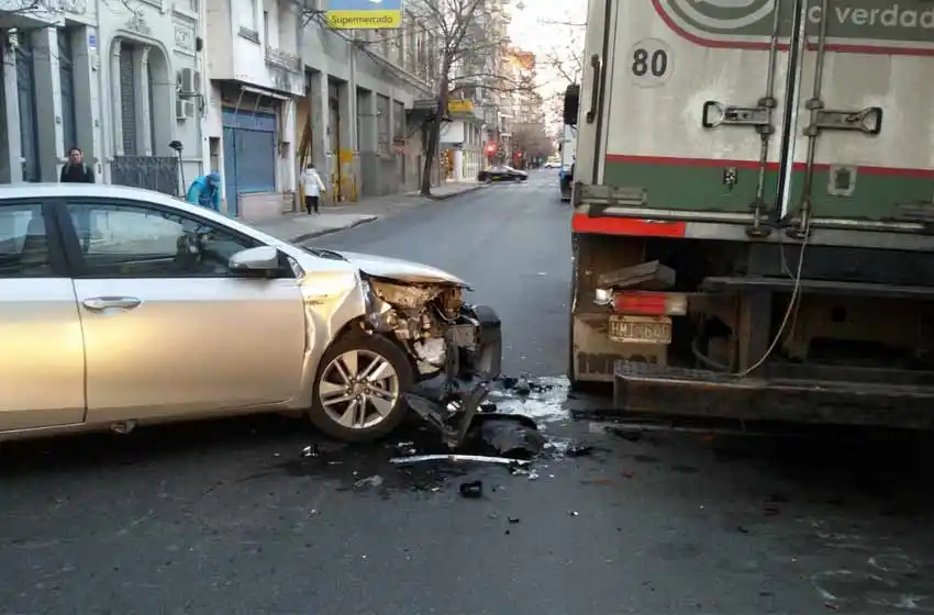 Perdió el control del auto y embistió a un camión estacionado que descargaba mercadería
