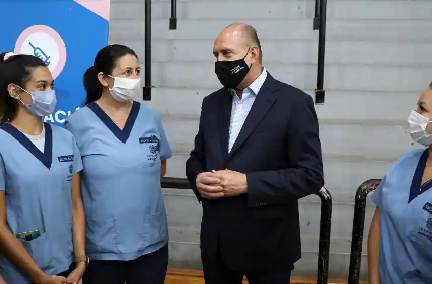 Perotti dijo que «se puede vacunar cada media hora a 200 docentes»