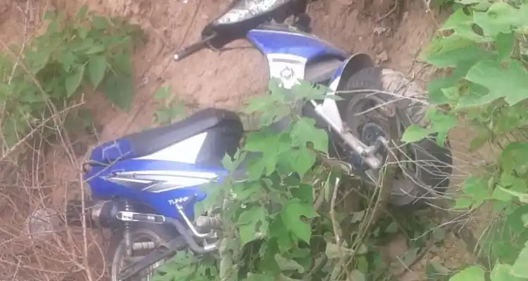 Encontraron una moto abandonada en la barranca y constataron que era robada