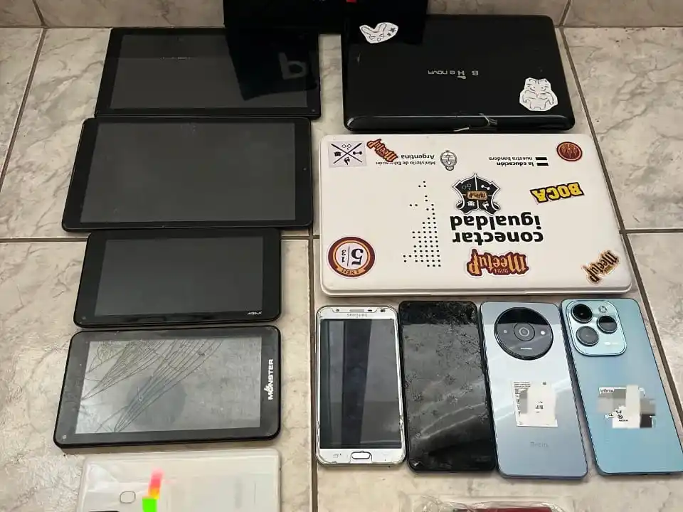 En los operativos se secuestraron varios teléfonos celulares, tablets y notebooks, así como de una jeringa. Foto: URVIII.