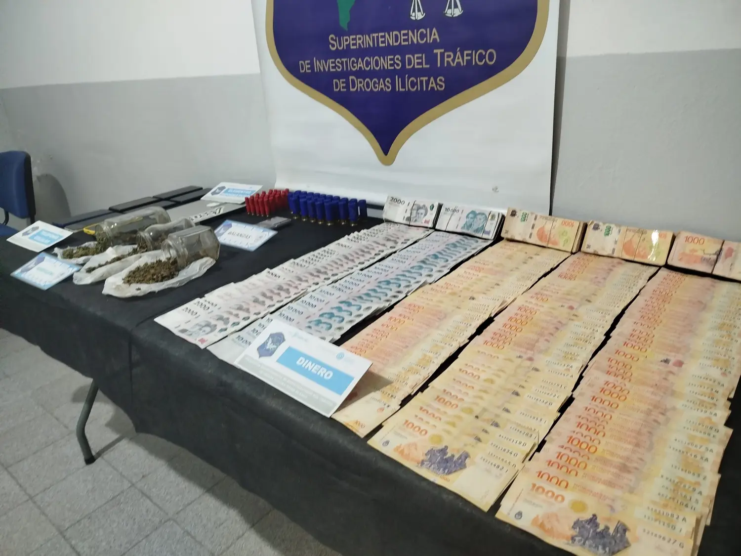 Tres viviendas registradas y secuestro de estupefacientes en operativo antidrogas